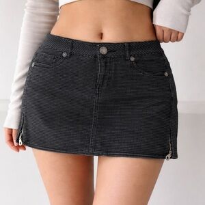 Guess Y2K Black & Gray Houndstooth Mini Skirt | Low Rise Zip Detail | Size S/M